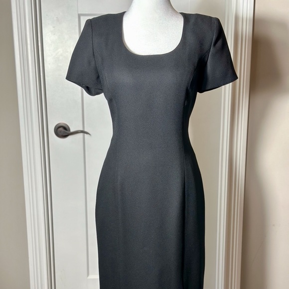 Maggie London Black Short Sleeve Long Dress Size 4. - Picture 4 of 8